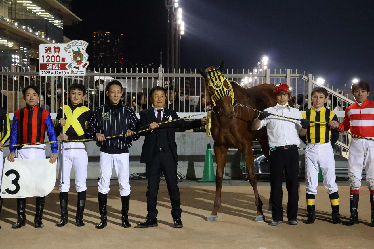 船橋8Rで地方競馬通算1200勝を達成した船橋の矢野義幸調教師（中央）