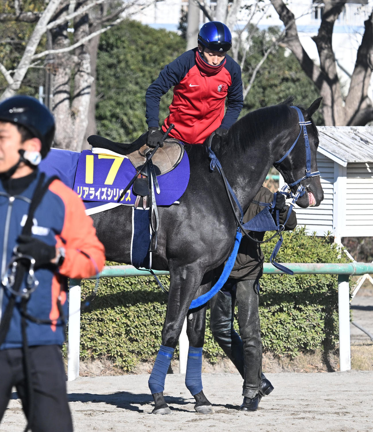 リアライズシリウスに乗馬する津村騎手（撮影・千葉一成）