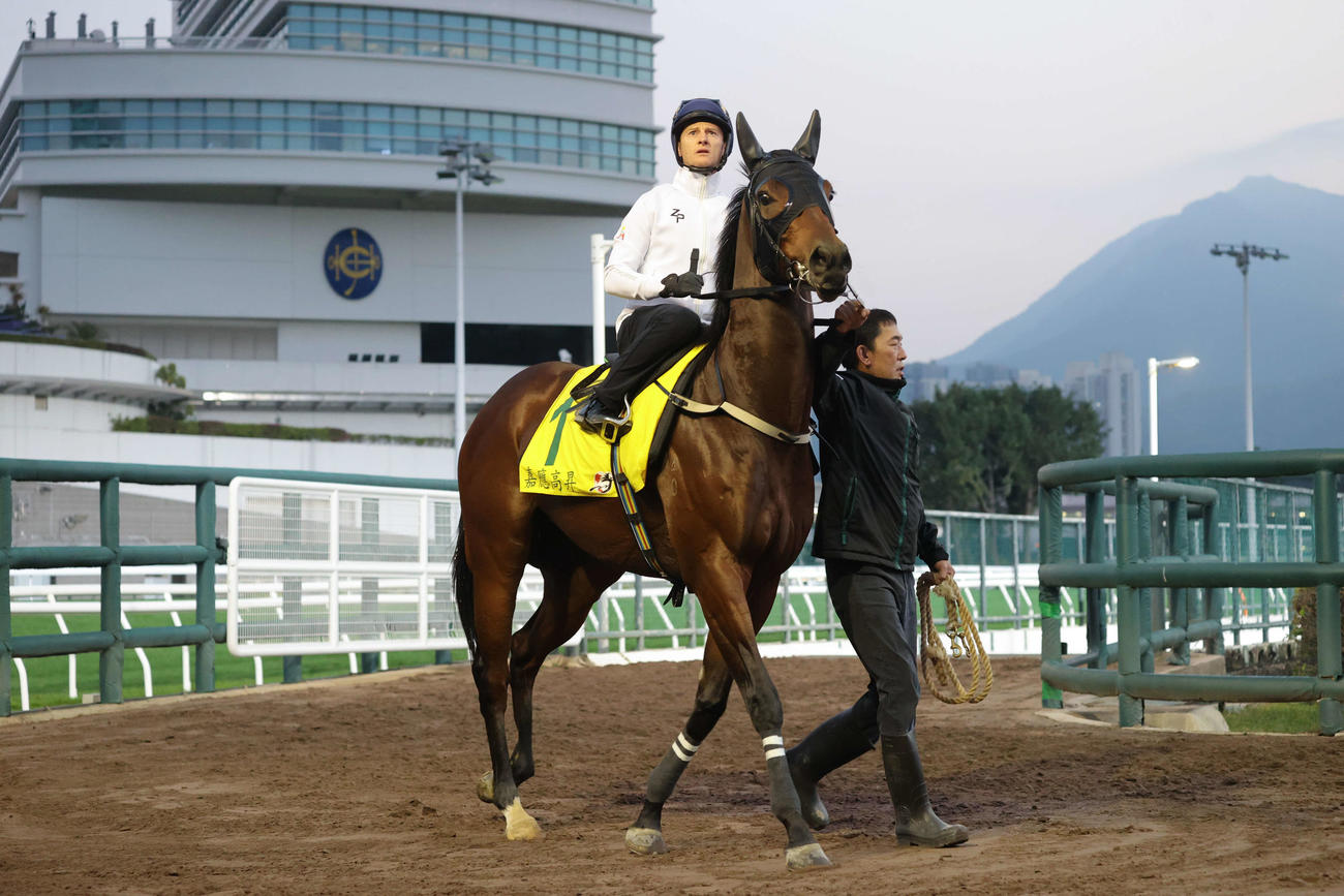 調教に向かうカーインライジングとパートン騎手（C）The Hong Kong Jockey Club