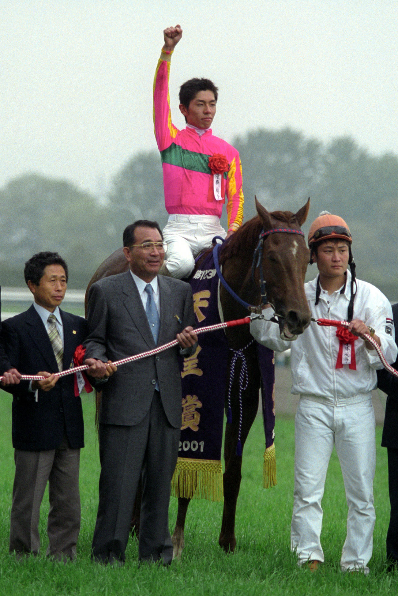 テイエムオペラオーと和田竜二騎手（2001年４月撮影）