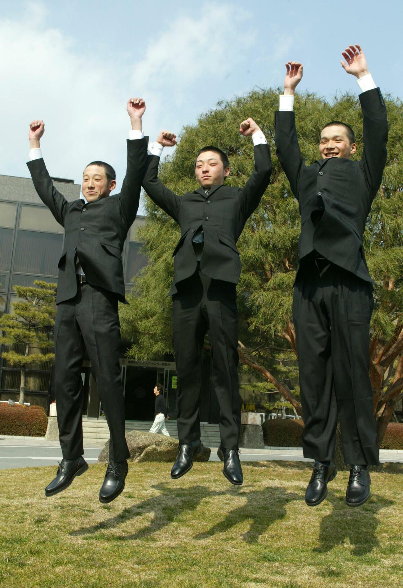 2004年JRA騎手免許試験に合格し喜ぶ、左から藤岡佑介、川田将雅、上野翔の3騎手（2004年撮影）