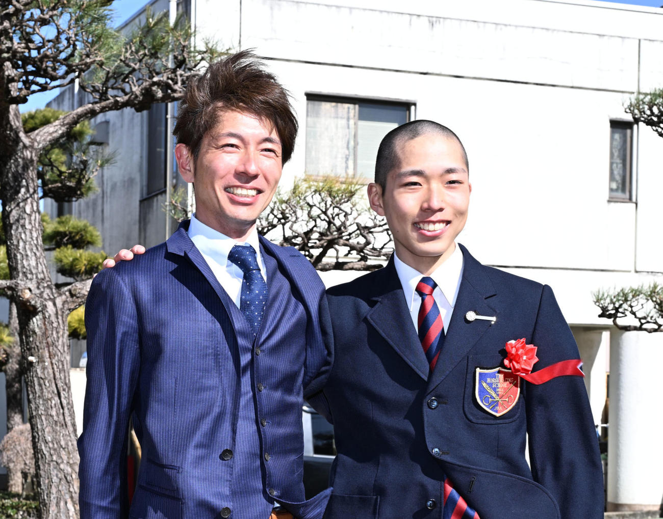 2月、JRA競馬学校の卒業式を終え、記念撮影に応じる和田竜二騎手（左）と長男陽希