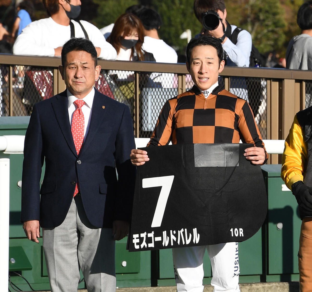 秋色Sを制したモズゴールドバレルの藤岡佑騎手（右）と藤岡調教師（2023年11月撮影）