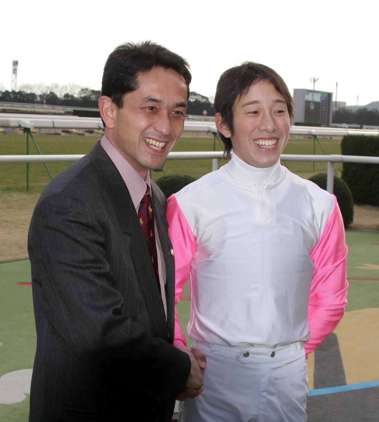 京都牝馬S　親子で重賞制覇を成し遂げ笑顔を見せる藤岡佑騎手（右）と藤岡調教師（2005年1月撮影）