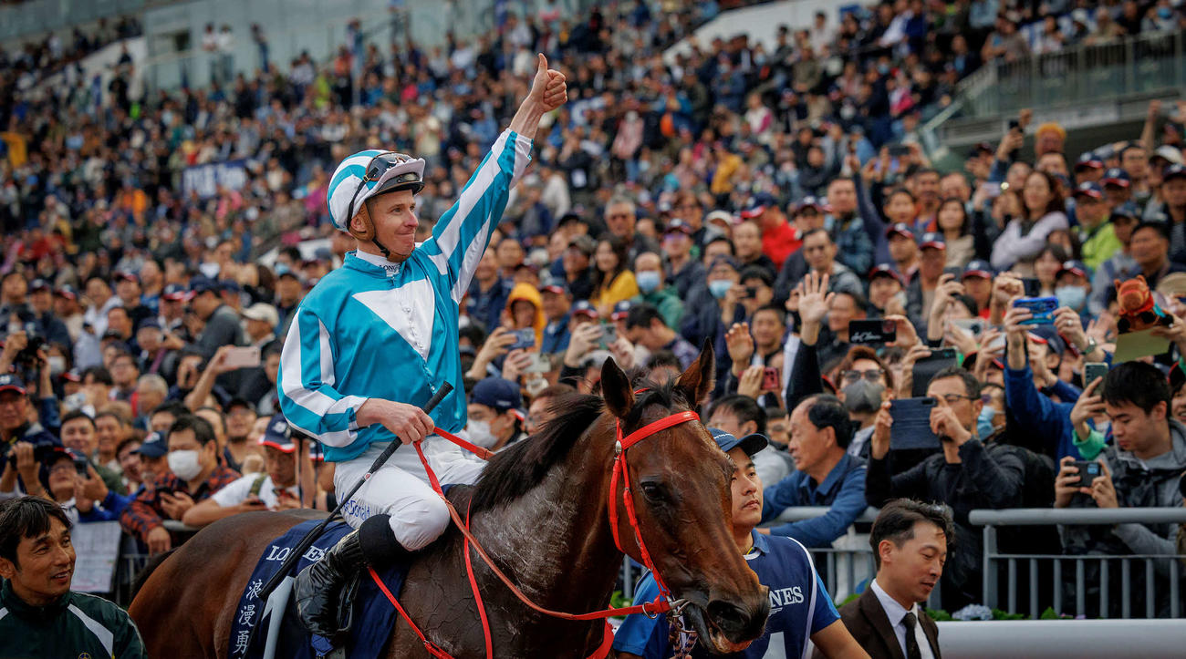 ロマンチックウォリアーとジェームズ・マクドナルド騎手（C）The Hong Kong Jockey Club