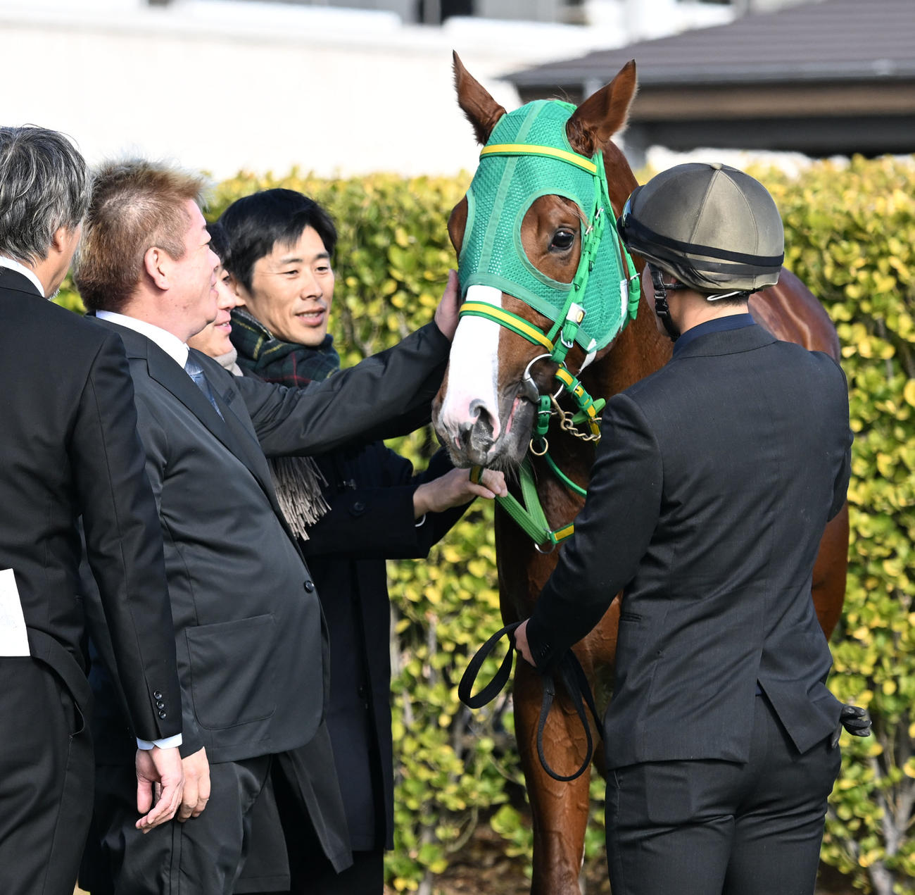 中山2R、2歳未勝利戦で初勝利を挙げた所有馬のイッテラッシャイをねぎらう堀江氏（左から2人目）