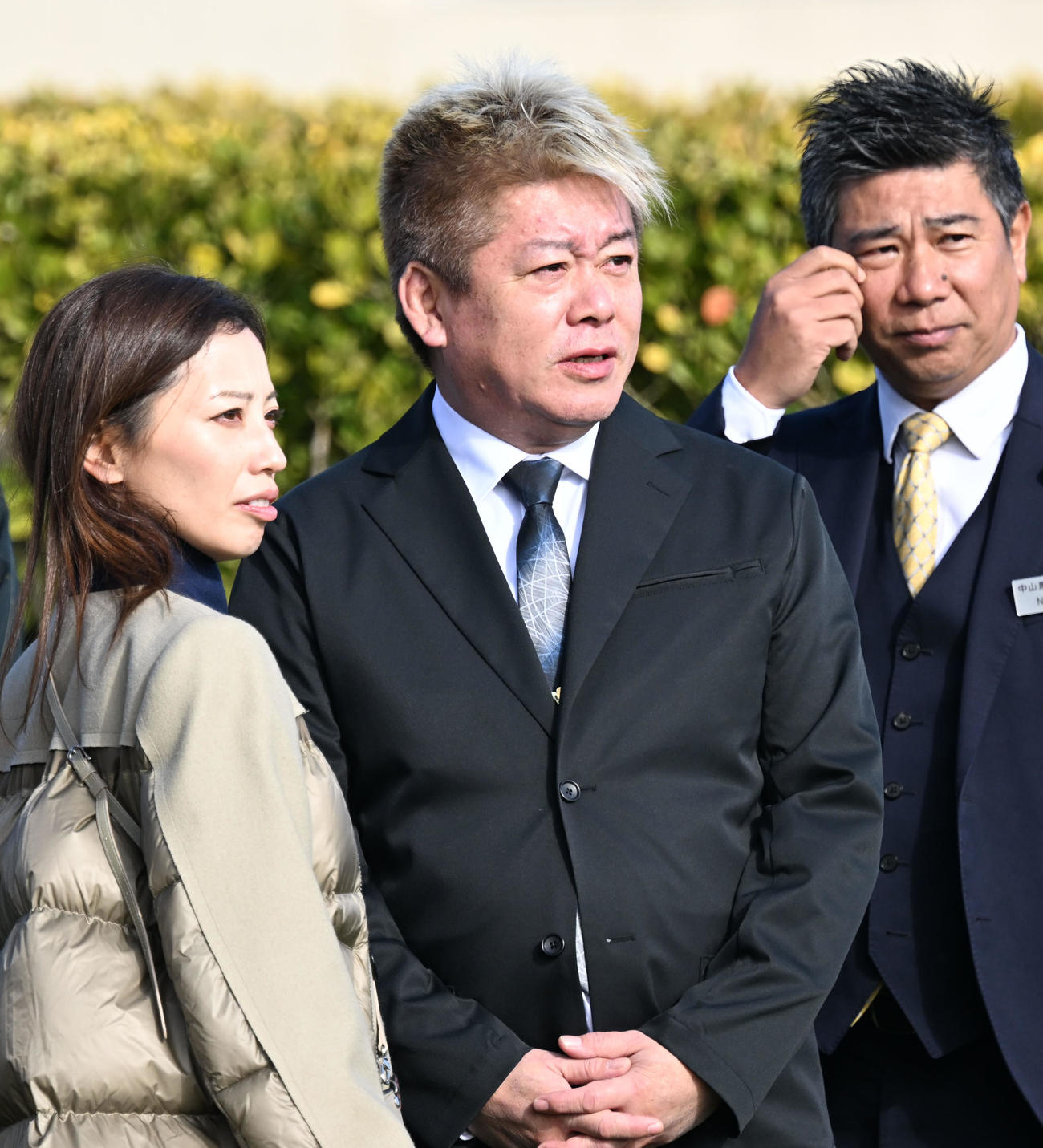 中山2R、2歳未勝利戦で所有馬のイッテラッシャイが初勝利を挙げ、口取り式に参加した堀江氏（中央）