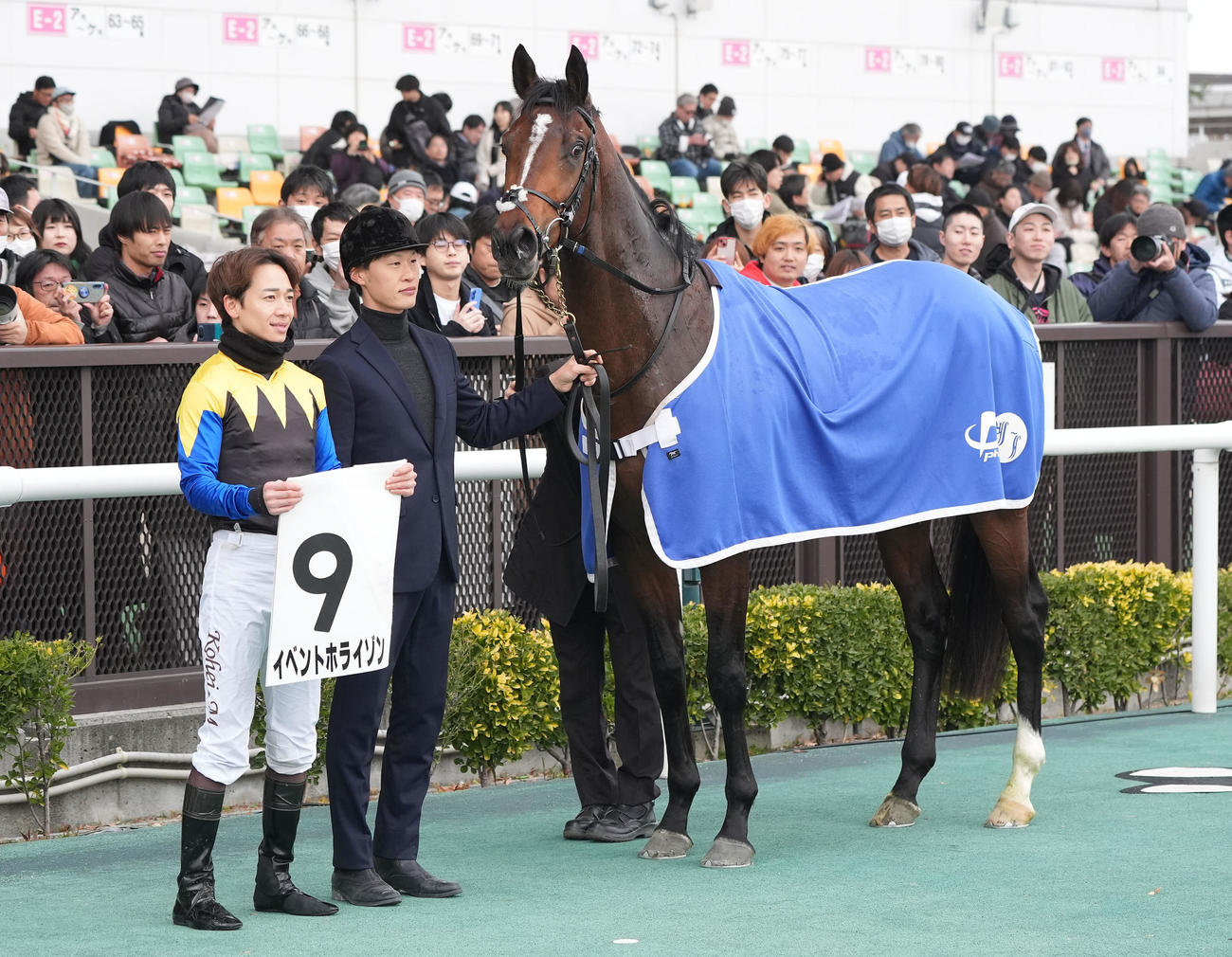デビュー戦を制したイベントホライゾンと口取りをする関係者（撮影・森本幸一）