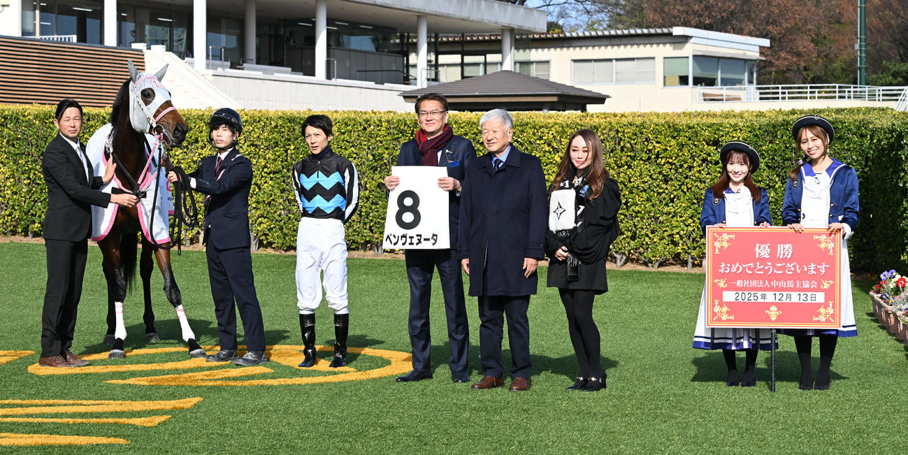 中山5R、2歳新馬戦を制したベンヴェヌータの口取りをする石橋騎手と辻師（左端）（撮影・千葉一成）