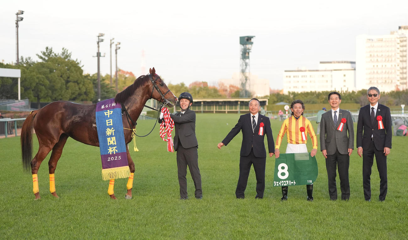 中日新聞杯を制し、口取りするシェイクユアハートと吉川騎手ら（撮影・森本幸一）
