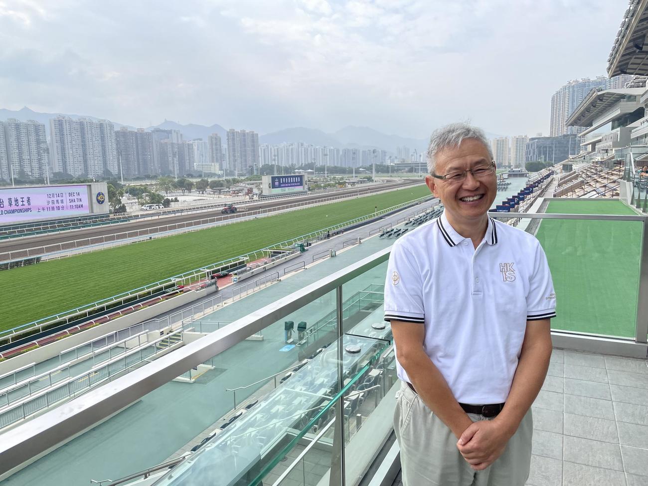 馬場状態について説明した香港ジョッキークラブの馬場担当パコ氏