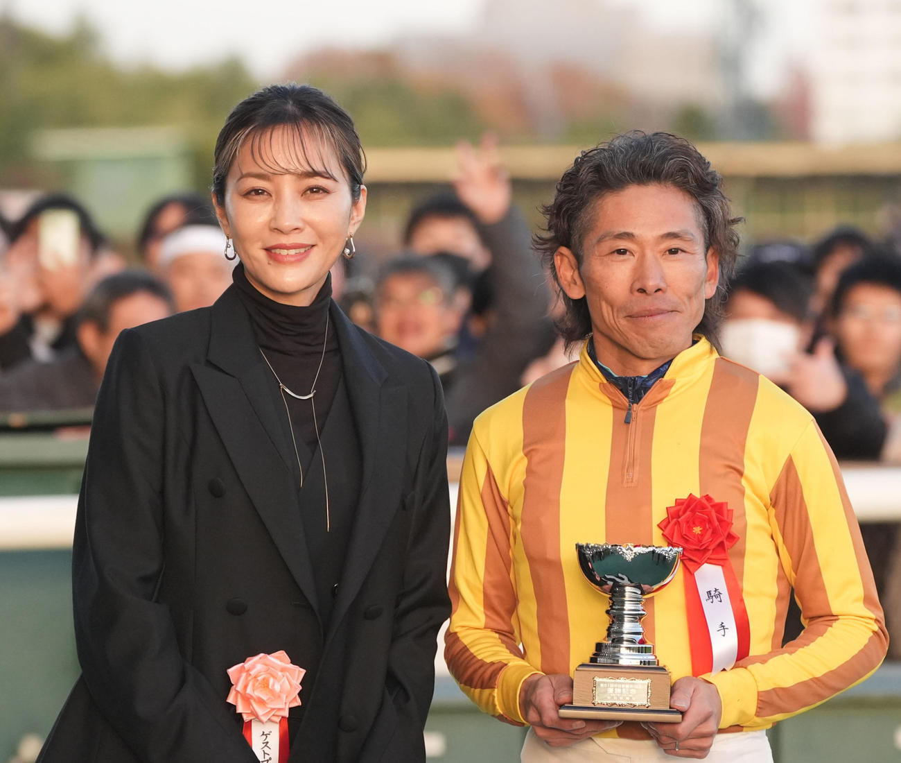 中日新聞杯を制したシェイクユアハート騎乗の古川吉洋騎手（右）とプレゼンターの瀬戸朝香