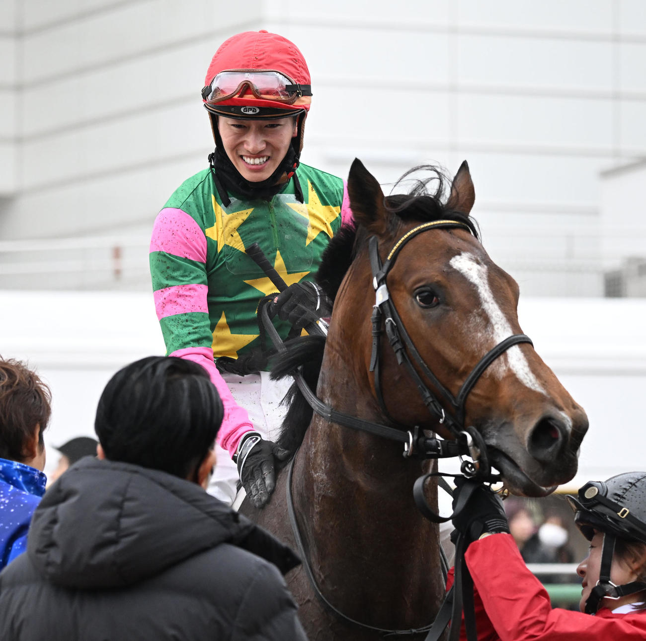 中山5R、2歳新馬戦を制したジーティーシンドウと菅原明騎手（撮影・千葉一成）