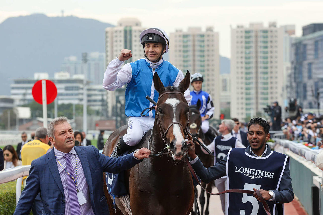 香港ヴァーズを制したソジーとギュイヨン騎手（C）The Hong Kong Jockey Club