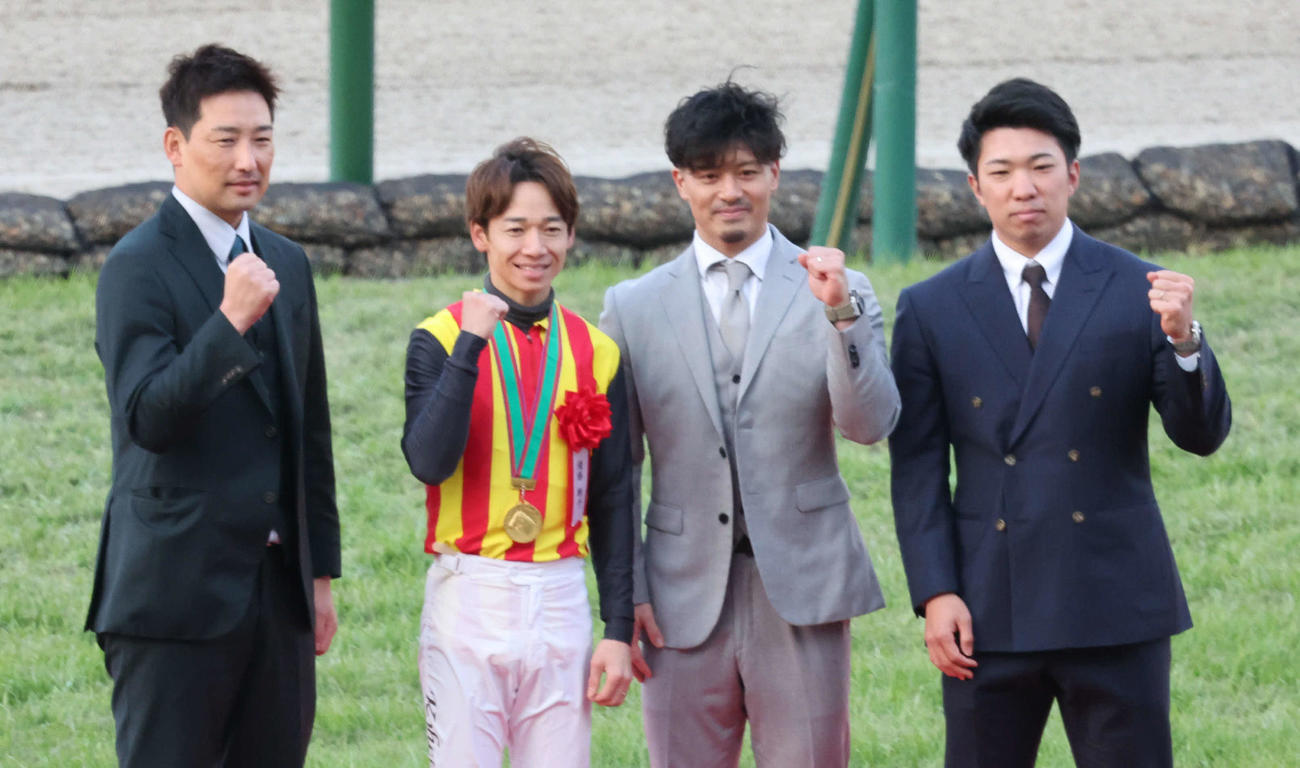 阪神JFをアランカールで制した松山騎手（左から2人目）と記念写真に納まる左から阪神岩崎、1人おいて坂本、石井（撮影・西尾就之）