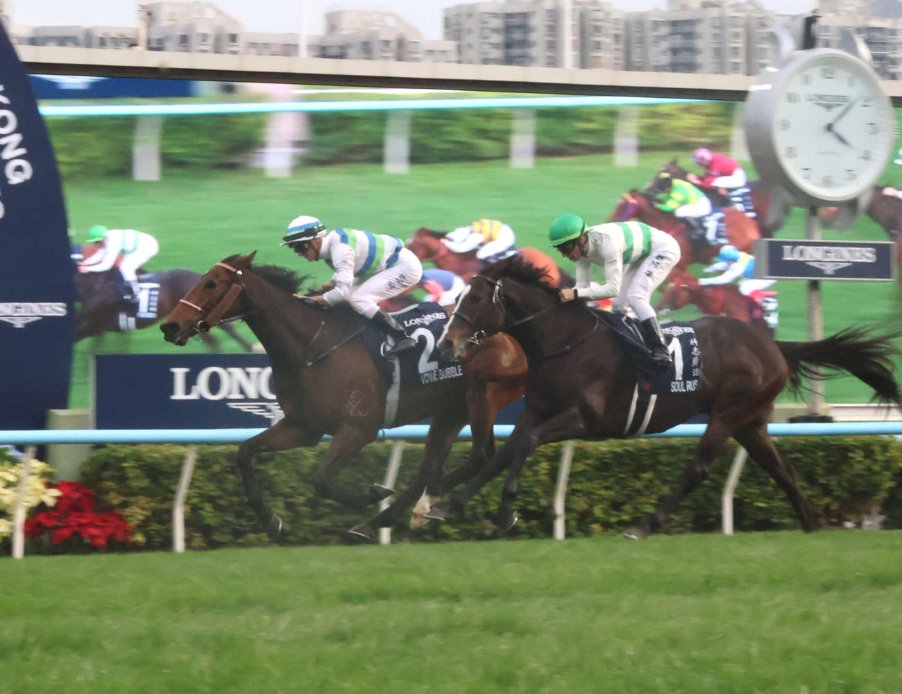 香港マイルを制したヴォイッジバブル（左）と2着ソウルラッシュ（撮影・深田雄智）