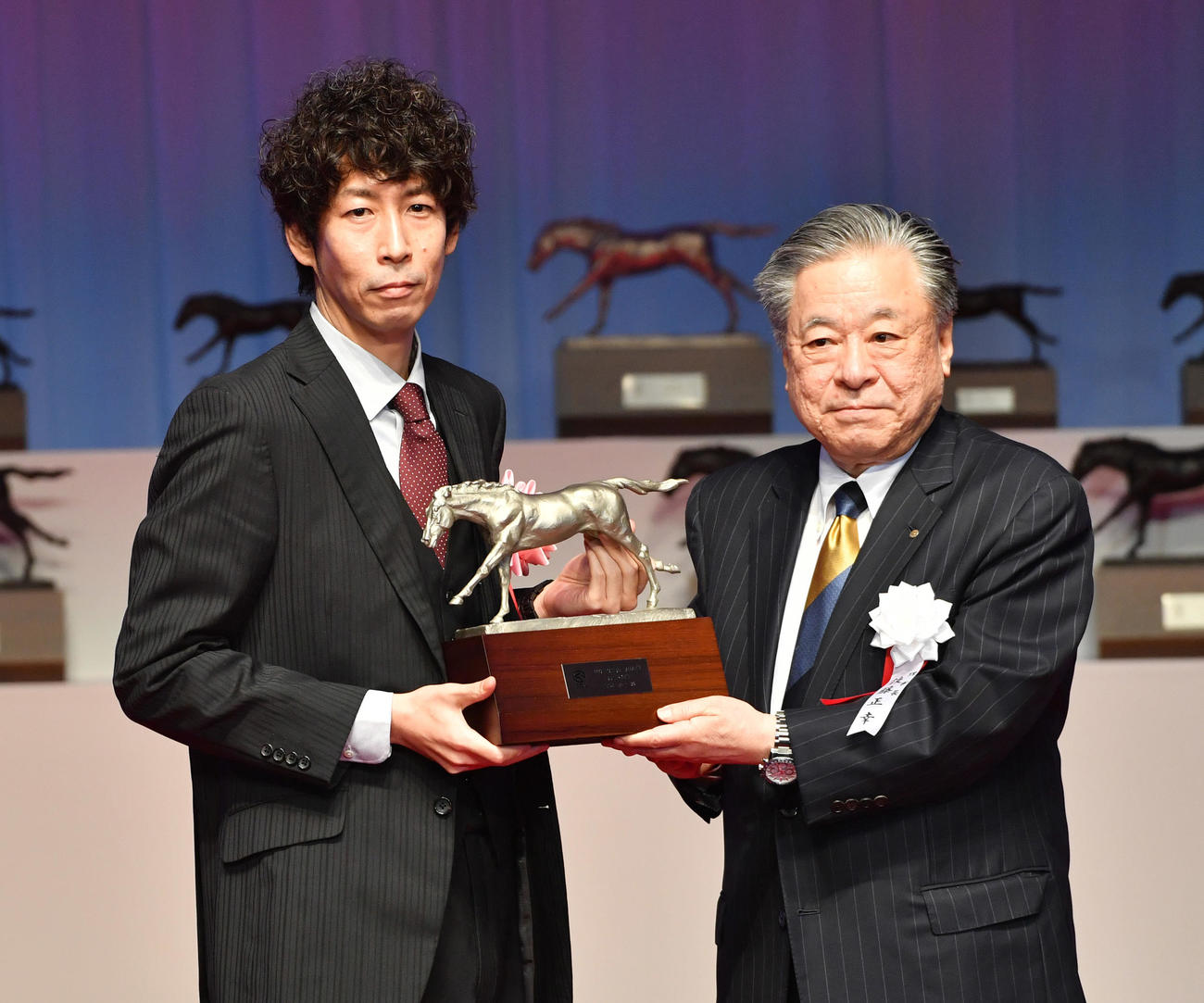 20年、JRA賞馬事文化賞を受賞した早見和真氏（左）