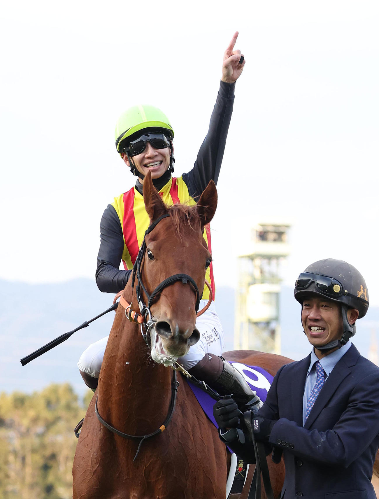 阪神11R、スターアニスで阪神JFを制してファンに勝利をアピールする松山騎手（撮影・白石智彦）