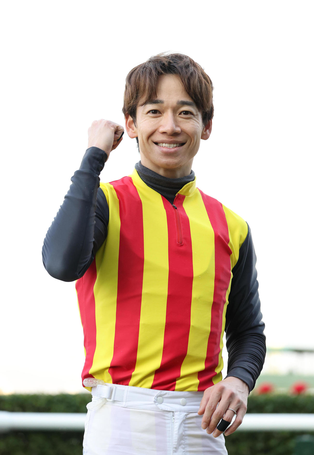 笑顔でガッツポーズする松山騎手（撮影・白石智彦）