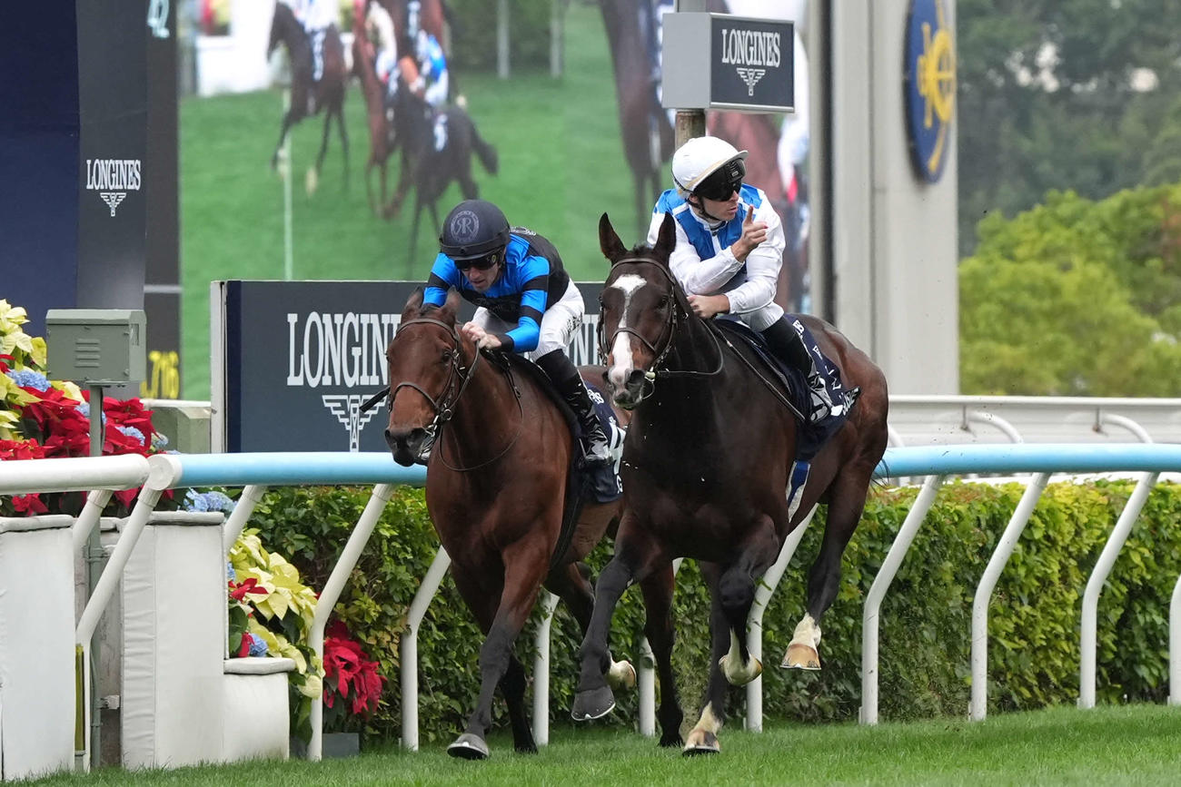 香港ヴァーズを制したソジーとギュイヨン騎手（右）（C）The　Hong　Kong　Jockey　Club