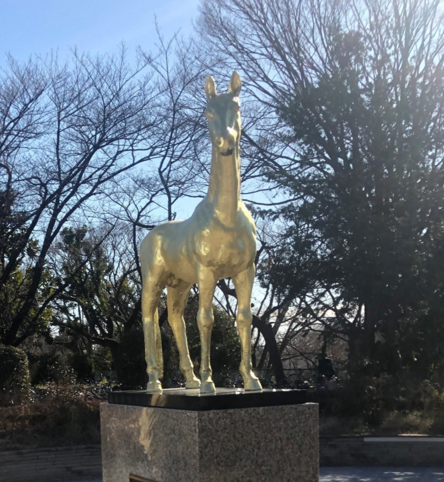 京王線の府中競馬正門前駅改札外に設置されているアハルテケ像