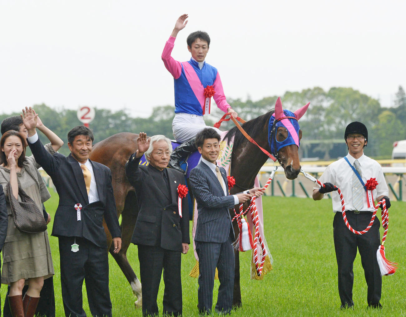 13年オークスを制したメイショウマンボと武幸四郎騎手、松本好雄オーナー