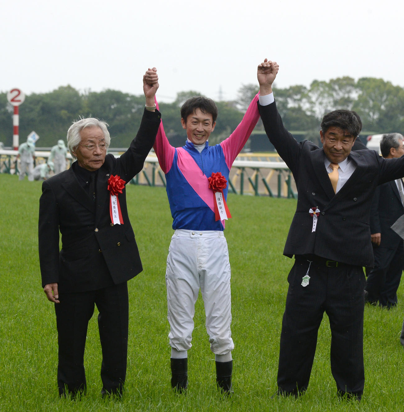 13年オークスを制し、武幸四郎騎手（中央）を祝福する松本好雄オーナー(左)