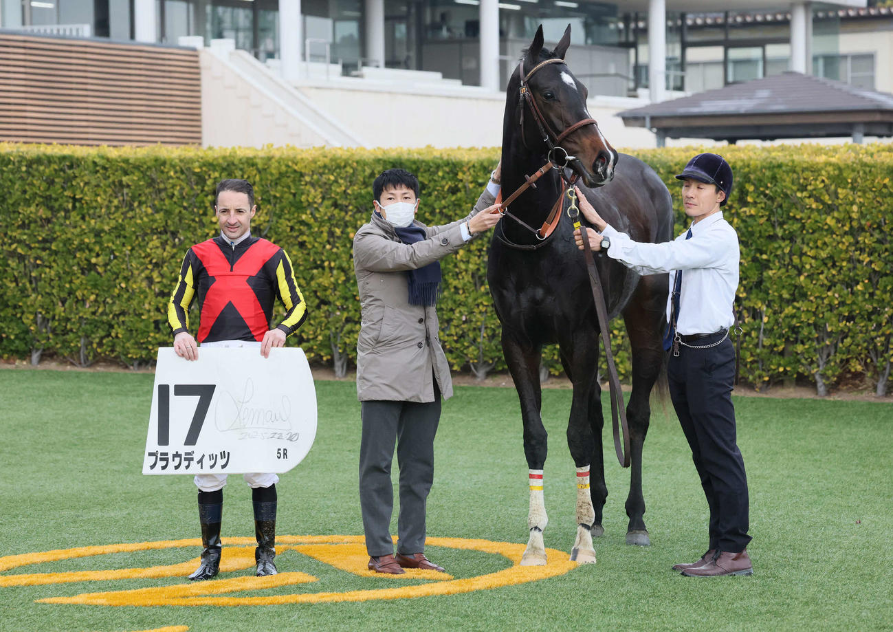中山5R、2歳新馬戦を制したプラウディッツの口取りをするルメール騎手と田中博師（撮影・丹羽敏通）