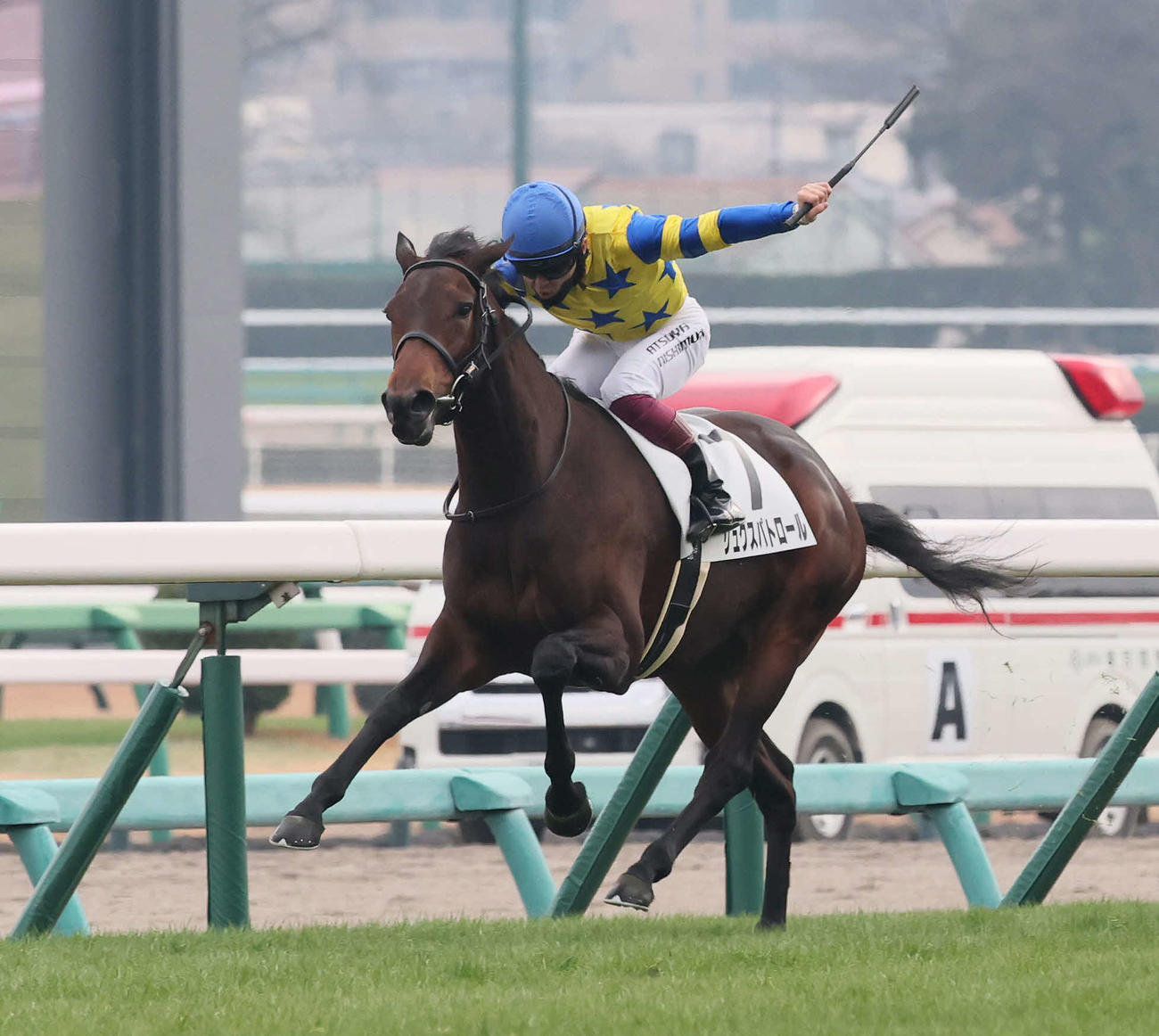 中山6R、2歳牝馬限定の新馬戦を制したリュクスパトロールと西村淳騎手（撮影・丹羽敏通）