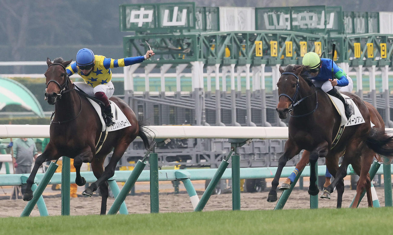 中山6R、2歳牝馬限定の新馬戦を制したリュクスパトロールと西村淳騎手（左）（撮影・丹羽敏通）