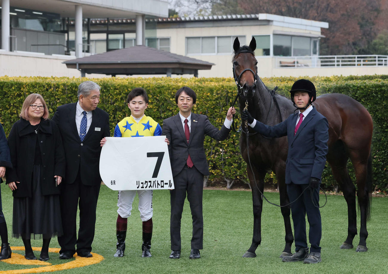 中山6R、2歳牝馬限定の新馬戦を制したリュクスパトロールの口取りをする西村淳騎手と加藤士師（撮影・丹羽敏通）