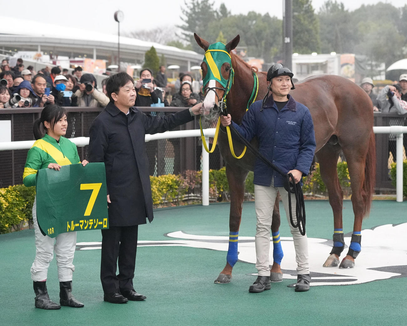 中京10RのYJSファイナルラウンド中京第2戦を制した塩津璃菜騎手（撮影・森本幸一）