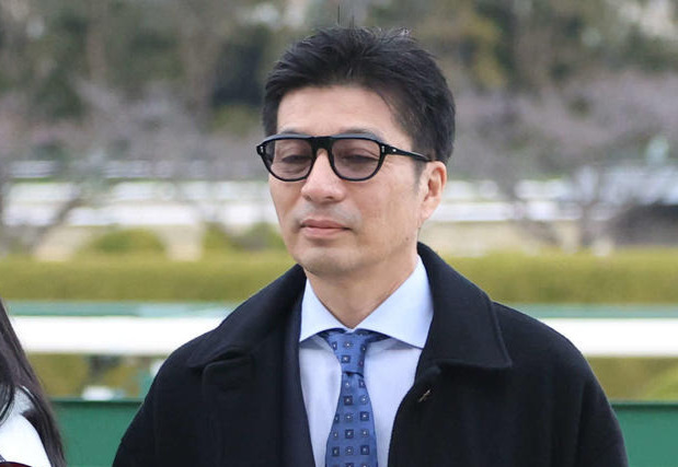タンザナイトSの口取りに臨む藤田晋オーナー（撮影・西尾就之）