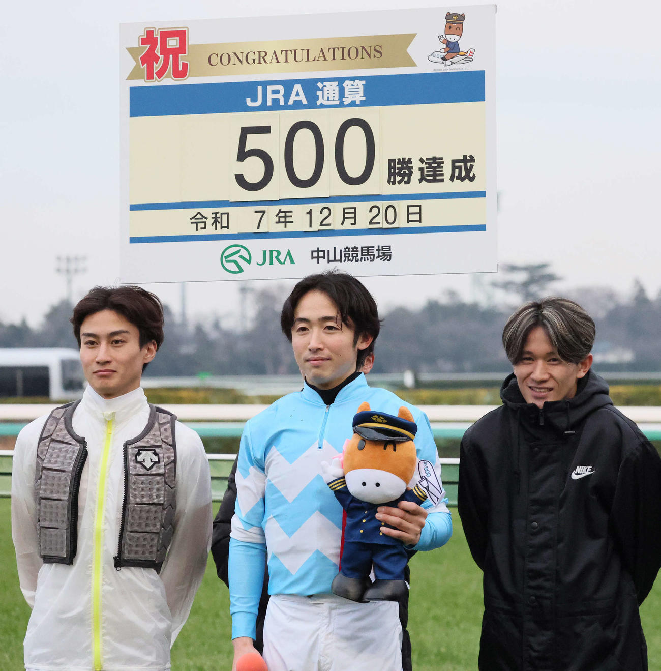 ターコイズSをドロップオブライトで制しJRA通算500勝を達成した松若騎手（撮影・丹羽敏通）