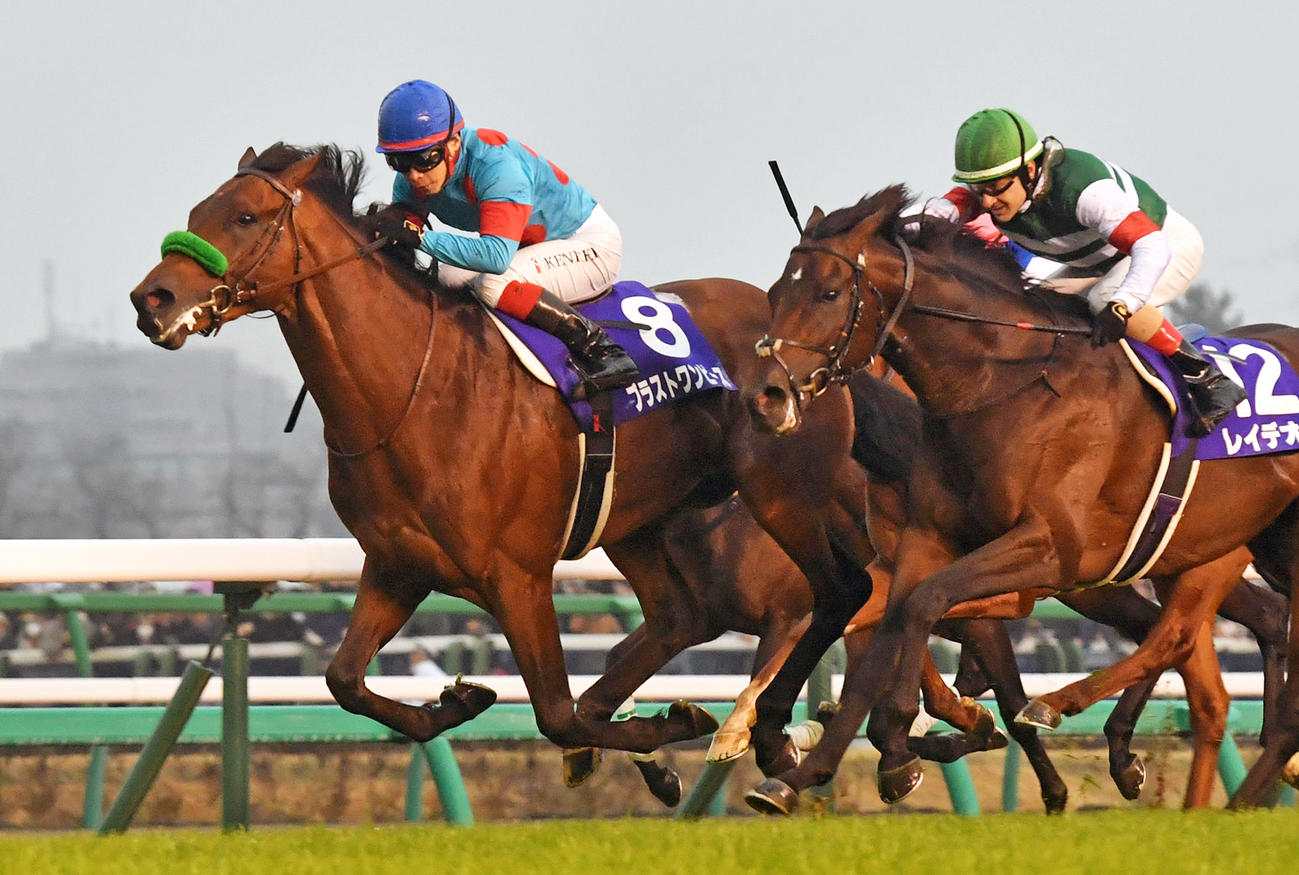18年有馬記念を制したブラストワンピース(左)