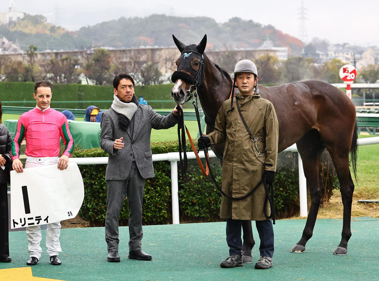 阪神5R、新馬戦を制したトリニティと口取りに並ぶルメール騎手（撮影・上田博志）