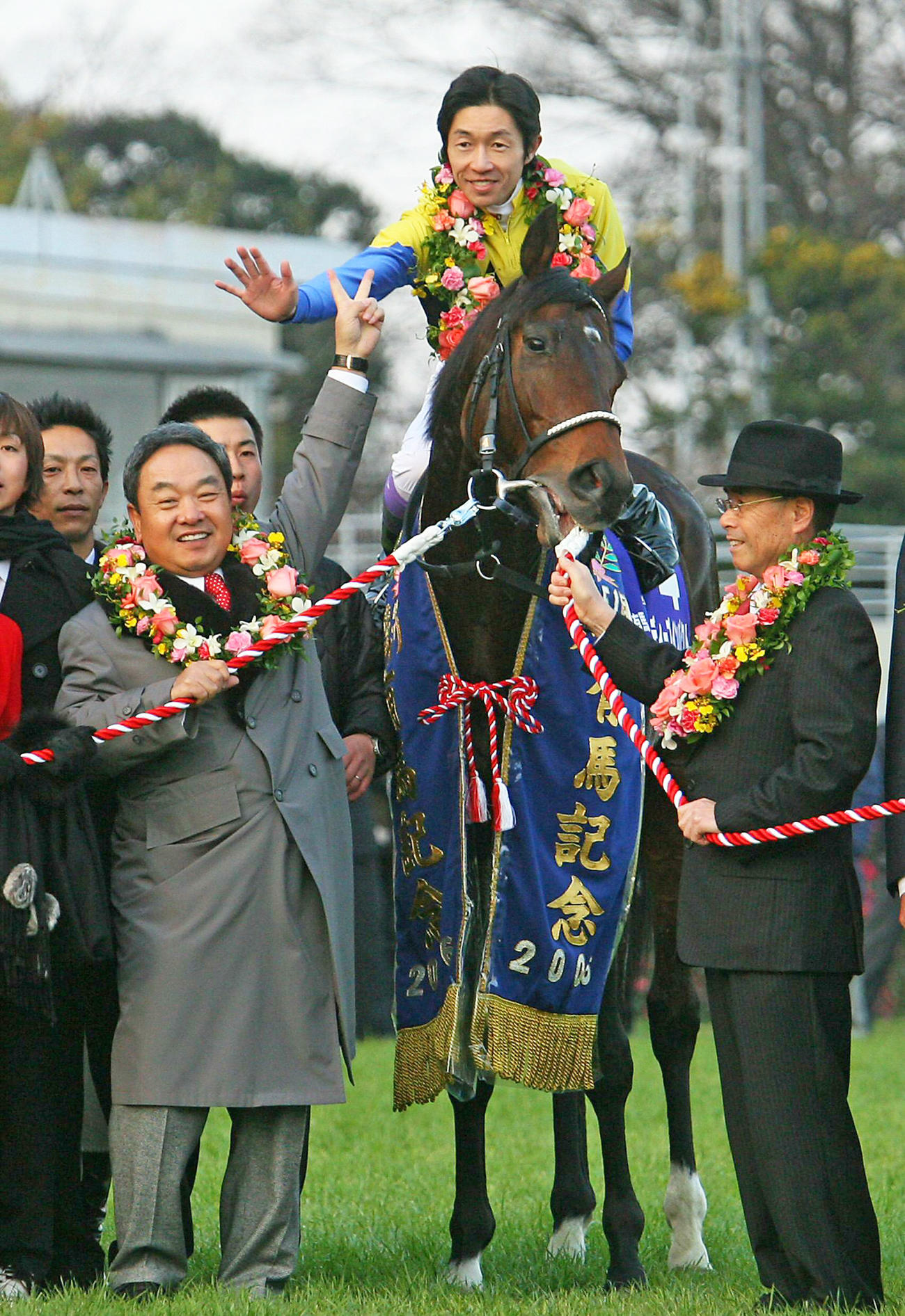 06年有馬記念をディープインパクトで制し、金子真人オーナーと「7」のポーズをとる武豊騎手