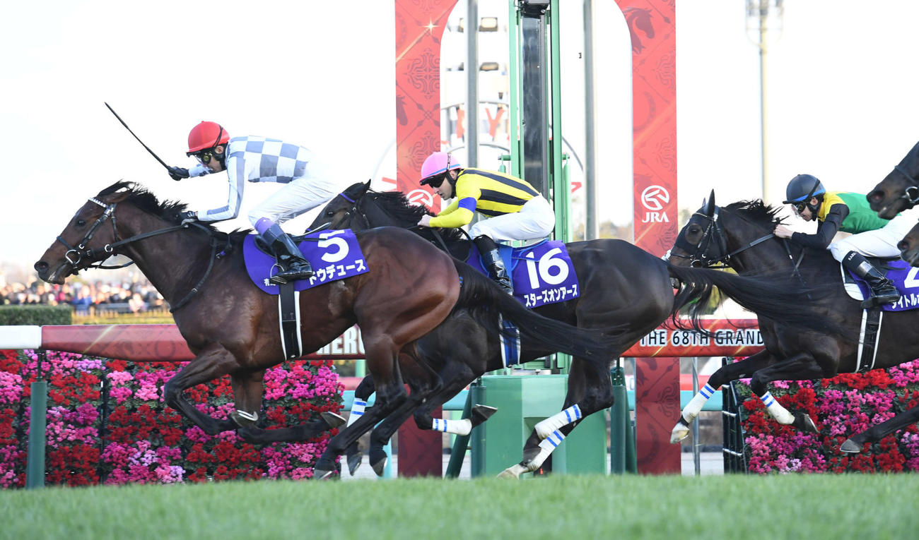 23年有馬記念を制したドウデュース（左）と武豊騎手