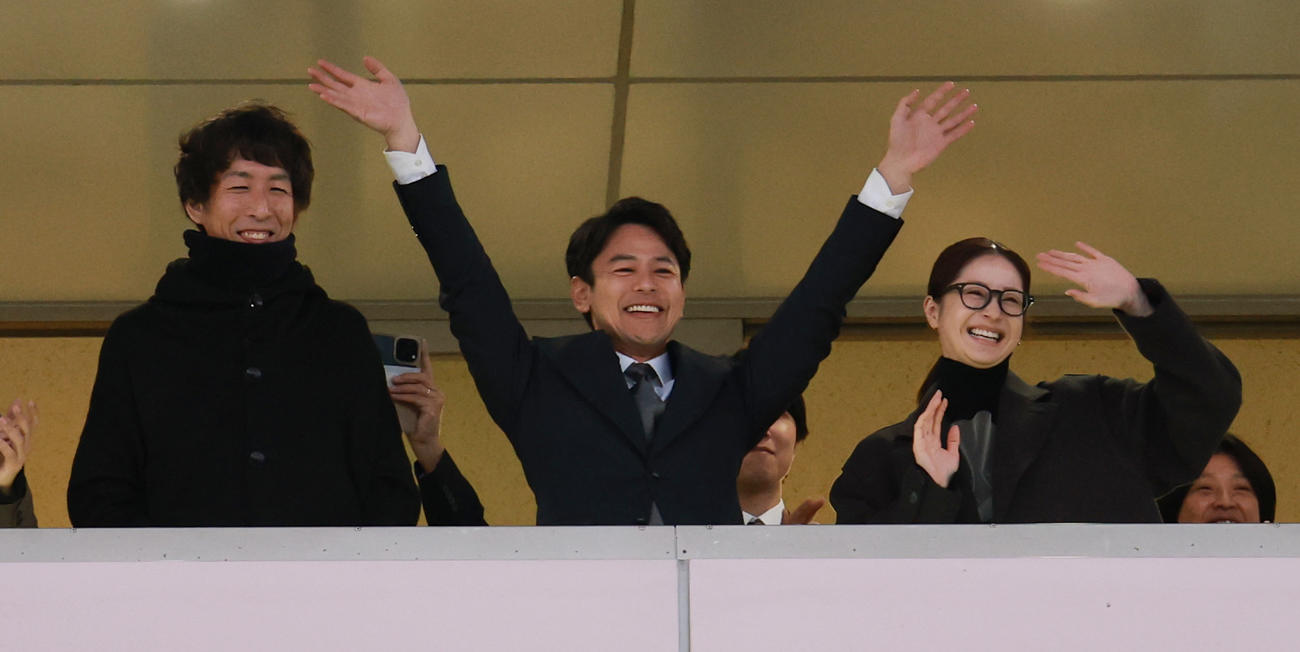 有馬記念を観戦した左から「ザ・ロイヤルファミリー」原作者の早見和真氏、主演の妻夫木聡、共演の松本若菜