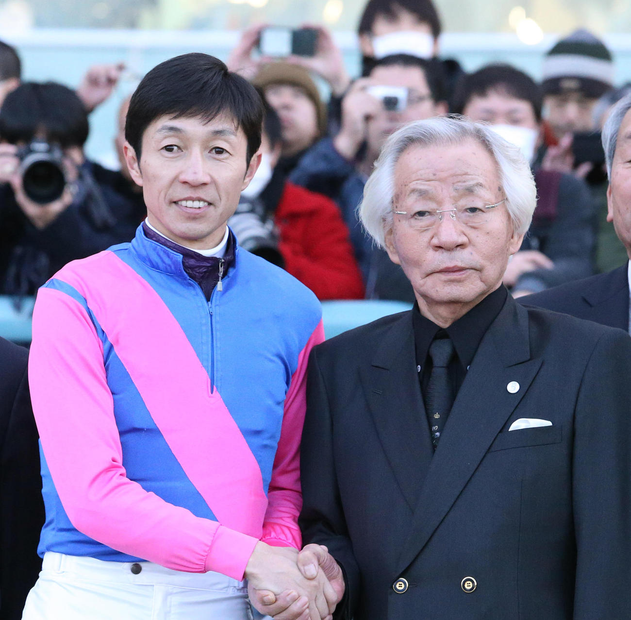 武豊騎手と握手する「メイショウ」松本好雄オーナー（2018年撮影）