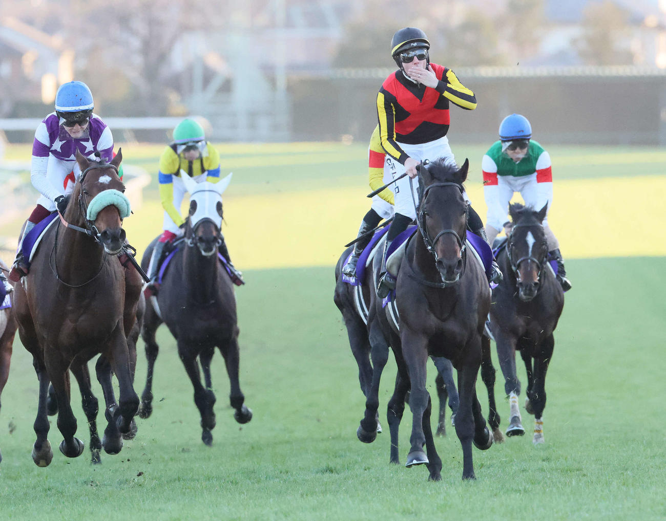 有馬記念をミュージアムマイルで制して歓喜するC・デムーロ騎手（撮影・丹羽敏通）