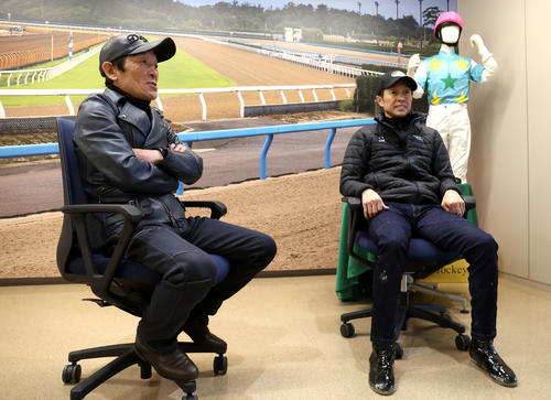 メイショウタバルについて語る石橋師（左）と武豊騎手（撮影・白石智彦）