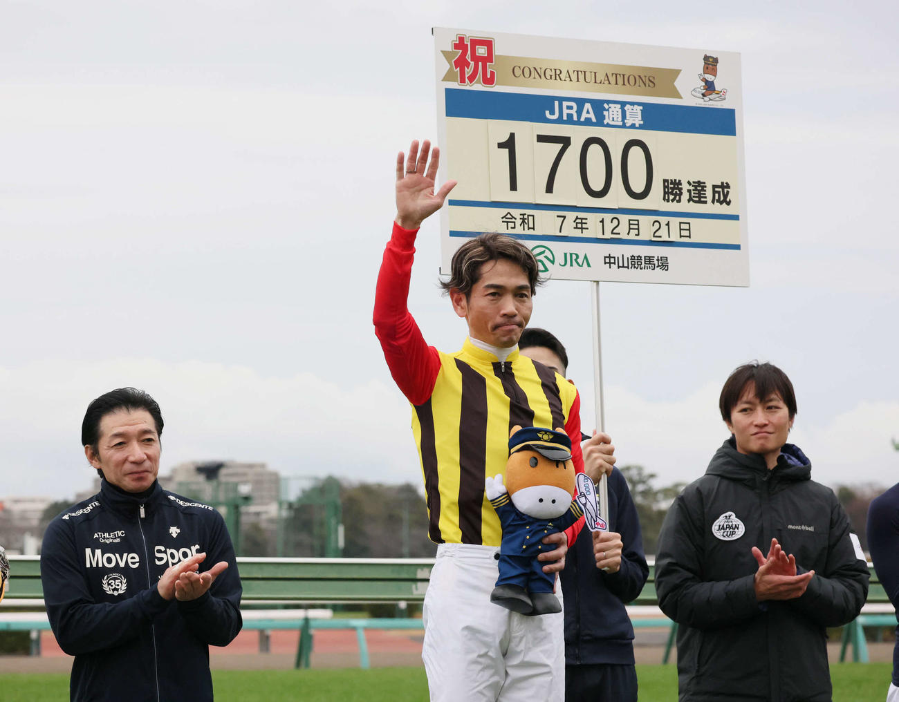 中山7Rをジッピーチューンで制してJRA通算1700勝を達成した戸崎騎手（撮影・丹羽敏通）
