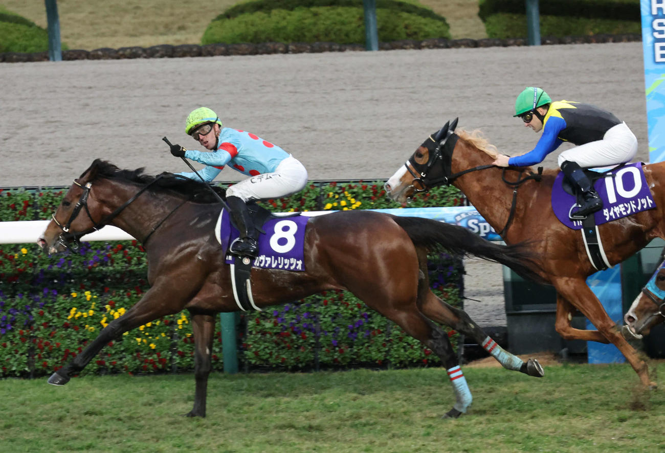 朝日杯FSはC・デムーロ騎手のカヴァレリッツォが鮮やかな差し切りで勝利した（撮影・西尾就之）