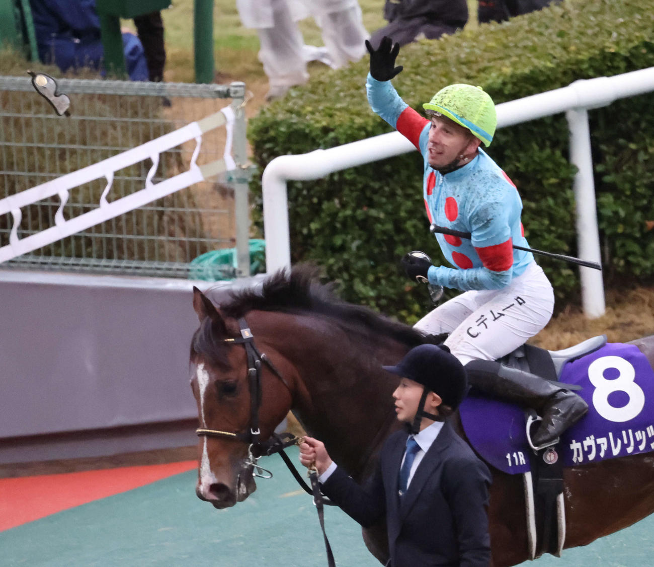 阪神11R　カヴァレリッツォで朝日杯FSを制したC・デムーロ騎手は観客に向かってゴーグルを投げ入れる（撮影・西尾就之）
