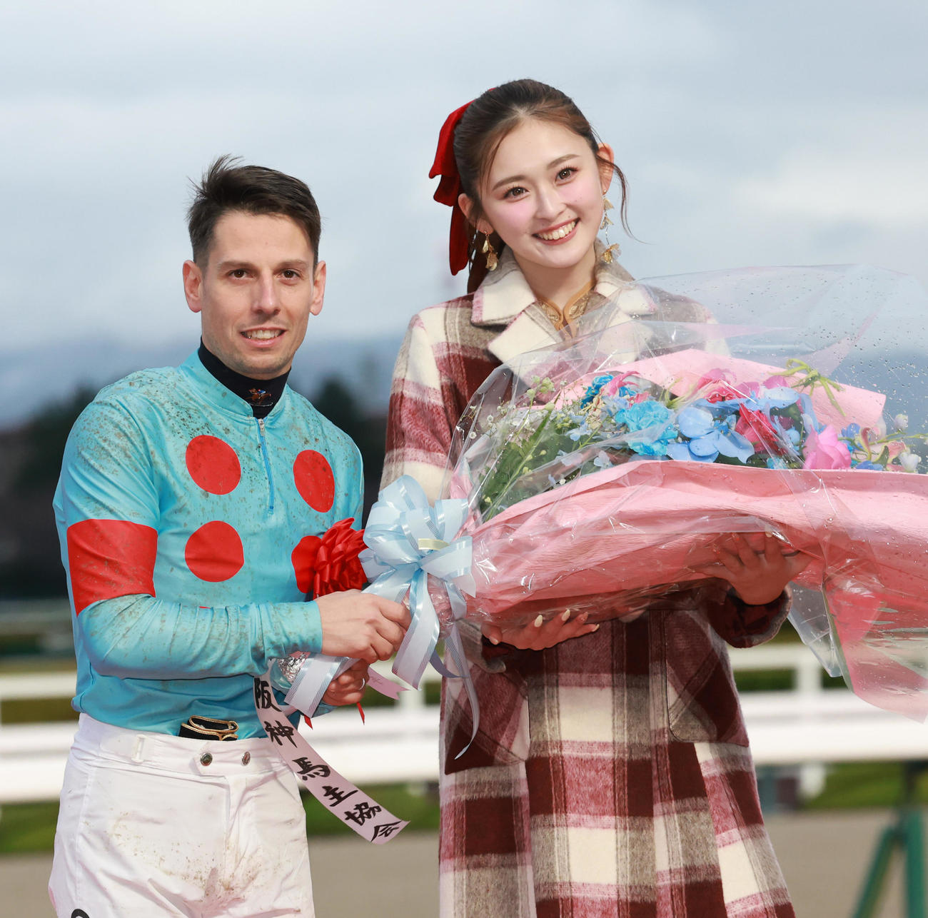 阪神11R、朝日杯FSを制したC・デムーロ騎手（左）はプレゼンターのゆうちゃみと記念撮影をする（撮影・上田博志）