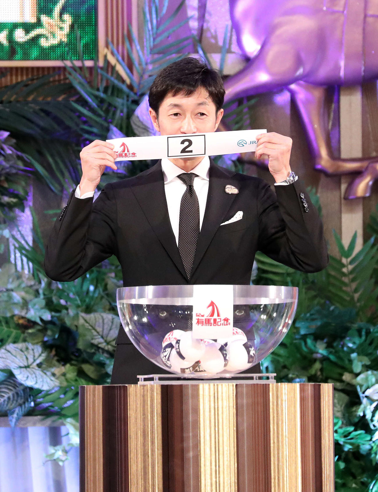 17年有馬記念公開枠順抽選会で、キタサンブラックの武豊騎手は1枠2番を引きリボンにキス