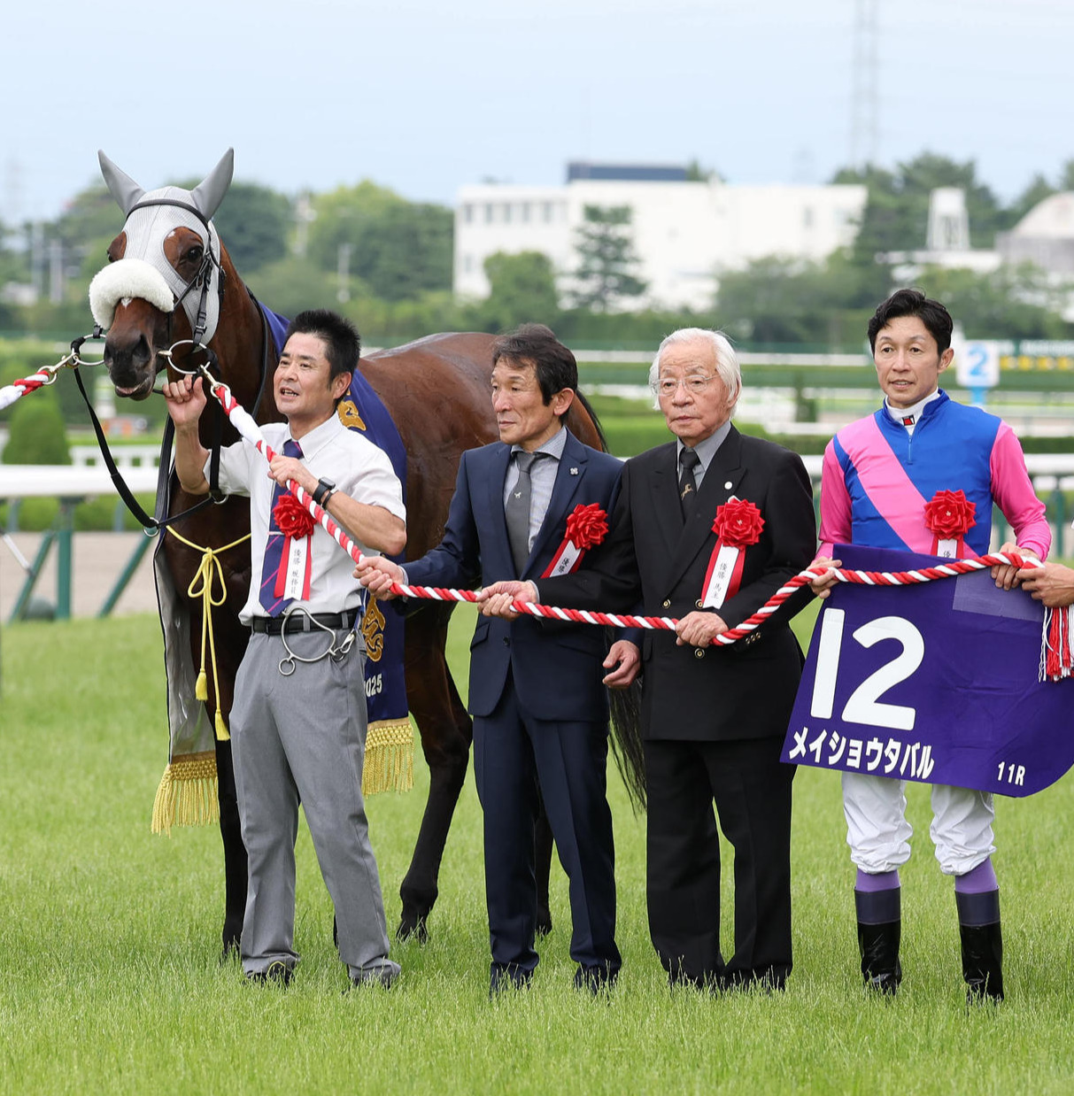 宝塚記念を制したメイショウタバルの口取りに臨む武豊騎手、松本オーナー、石橋師