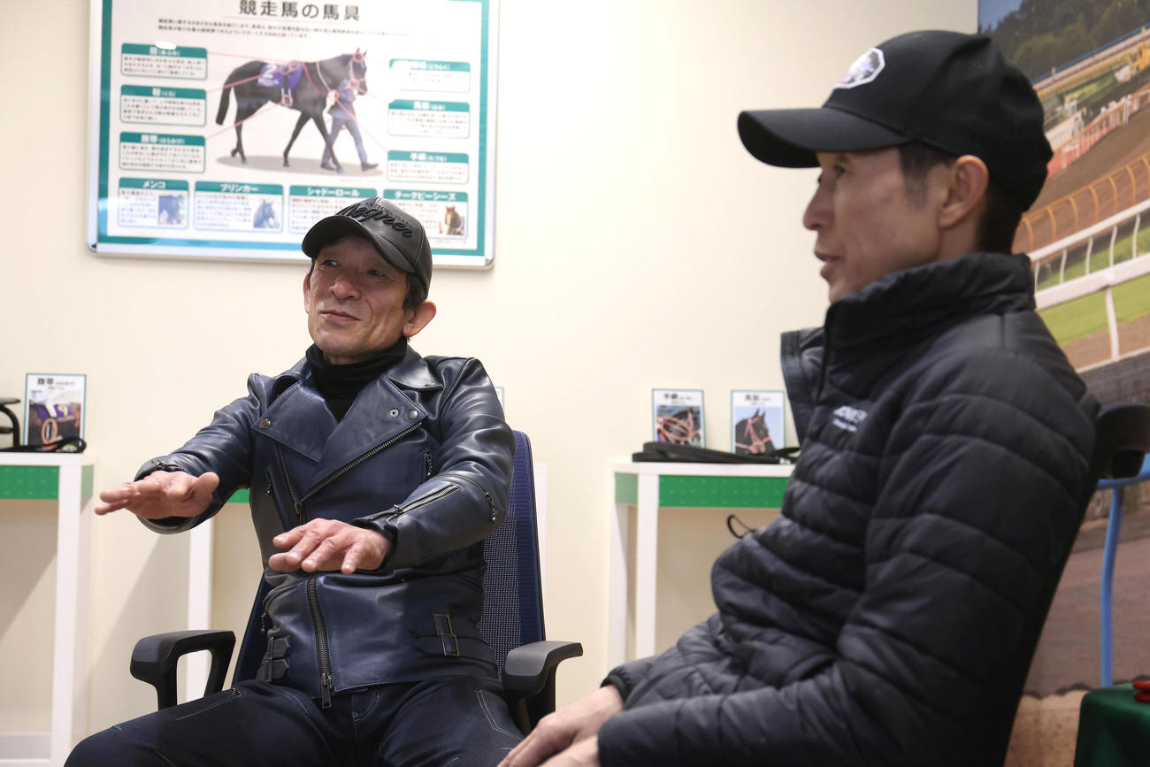 武豊騎手（右）との対談でメイショウタバルについて語る石橋師（撮影・白石智彦）