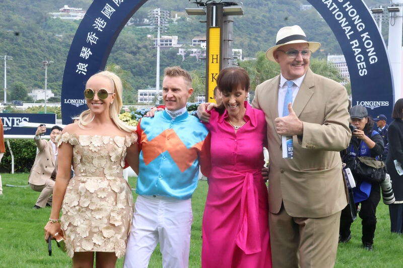 カーインライジングで香港スプリント連覇を達成したパートン騎手(左から2人目)